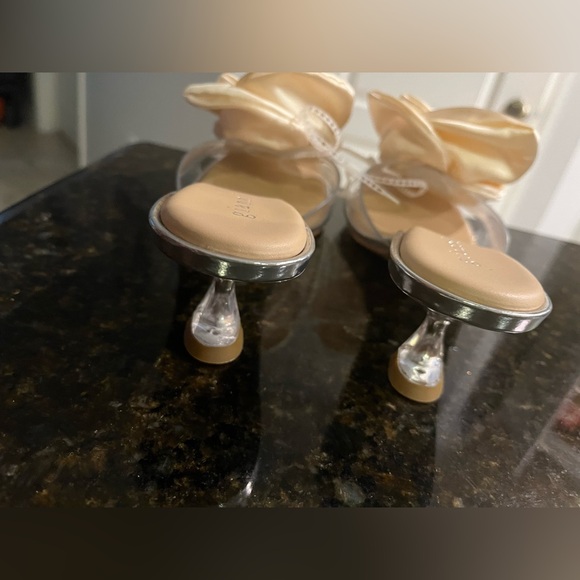 Gianni Bini
Alana Clear Flower Dress Sandals NWOB - Picture 6 of 9